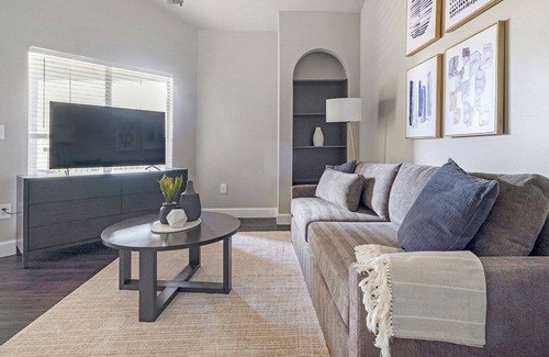 Richmond Apartment | Modern Apartment in Prime Location (ID1220X195)