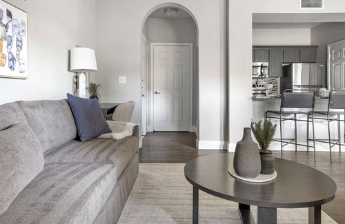 Richmond Apartment | Modern Apartment in Prime Location (ID1220X195)