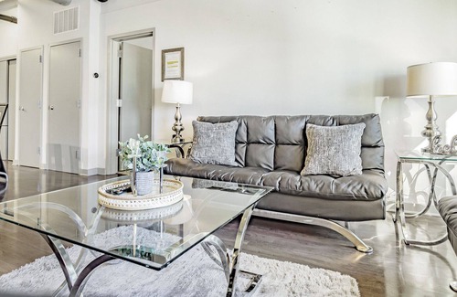 SoNo Apartment | Modern Apartment in Prime Location (ID1206X595)