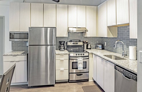 SoNo Apartment | Modern Apartment in Prime Location (ID1206X595)