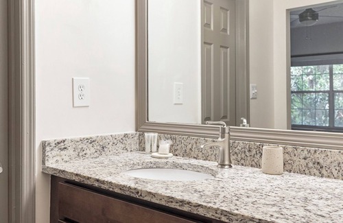 North Druid Hills Apartment | Modern Apartment in Prime Location (ID5620X67)