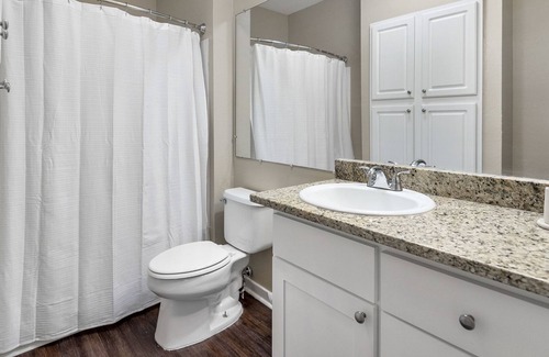 Germantown Apartment | Modern Apartment in Prime Location (ID6658X24)