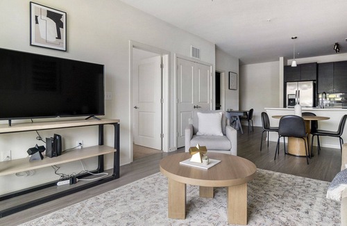 Crabtree Apartment | Modern Apartment in Prime Location (ID1215X371)