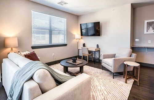 Parker Apartment | Modern Apartment in Prime Location (ID5076X35)