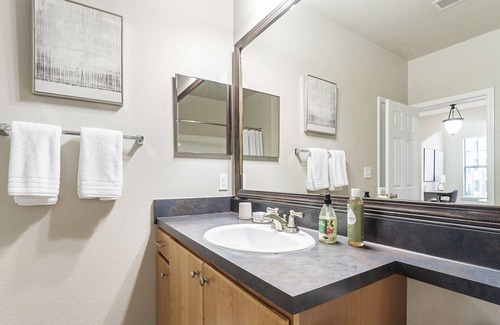 Greer Apartment | Modern Apartment in Prime Location (ID7746X84)