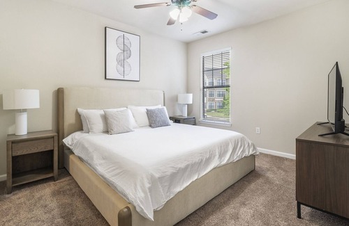 Greer Apartment | Modern Apartment in Prime Location (ID7746X84)