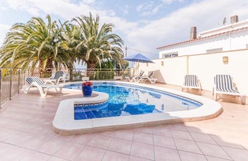 El Mas Fumats Apartment | Modern Apartment in Roses with Swimming Pool