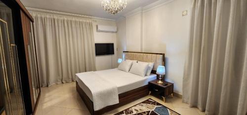 Heliopolis Apartment | Modern Apartment in Sheraton Heliopolis, 5 minutes from Cairo Airport عمارة مطعم دجاج كنساس