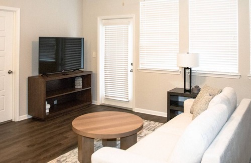 Mid City South Apartment | Modern Apartment in Prime Location (ID7213X57)