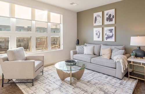 Brookfield Apartment | Modern Apartment in Prime Location (ID7511X17)