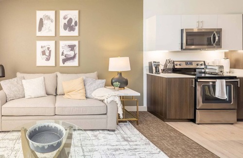 Brookfield Apartment | Modern Apartment in Prime Location (ID7511X17)