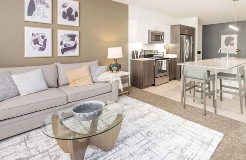 Brookfield Apartment | Modern Apartment in Prime Location (ID7511X17)
