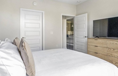 Chapel Hill Apartment | Modern Apartment in Prime Location (ID1255X476)