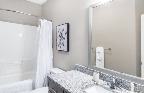 West Ashley Apartment | Modern Apartment in Prime Location (ID7332X93)