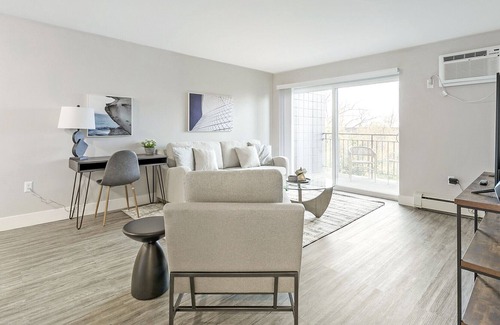CUF Apartment | Modern Apartment in Prime Location (ID1233X149)