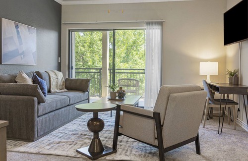 Euless Apartment | Modern Apartment in Prime Location (ID9825X52)