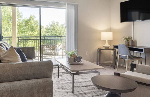 Euless Apartment | Modern Apartment in Prime Location (ID9825X52)