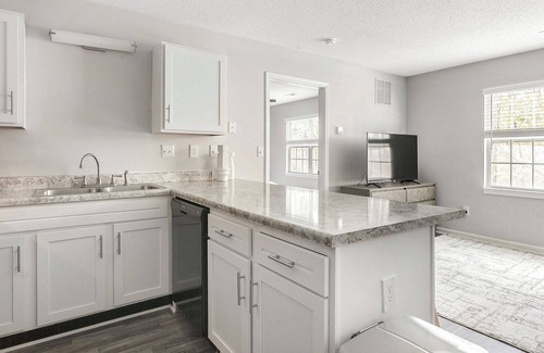Greensboro Apartment | Modern Apartment in Prime Location (ID1196X364)