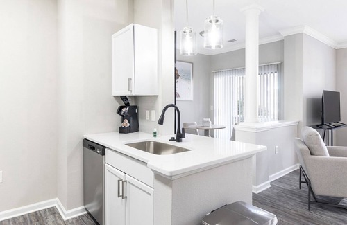 Raleigh Apartment | Modern Apartment in Prime Location (ID9181X43)