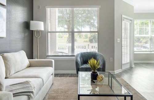 Raleigh Apartment | Modern Apartment in Prime Location (ID1015X187)