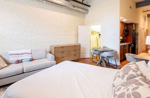 Petersburg Apartment | Modern Apartment in Prime Location (ID2450X15)