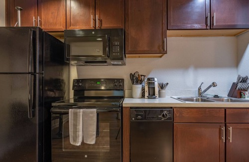 Brooks City Base Apartment | Modern Apartment in Prime Location (ID3155X48)
