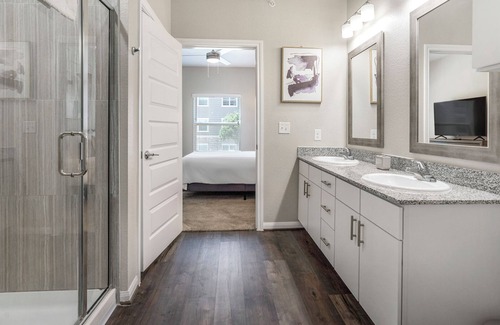 Stone Oak Apartment | Modern Apartment in Prime Location (ID7293)