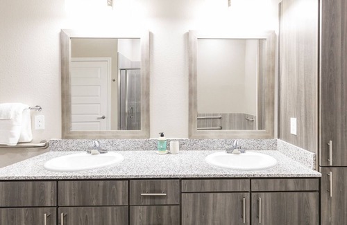 Stone Oak Apartment | Modern Apartment in Prime Location (ID7297)