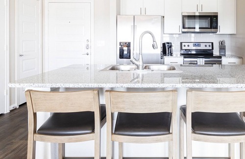 Stone Oak Apartment | Modern Apartment in Prime Location (ID6031X46)