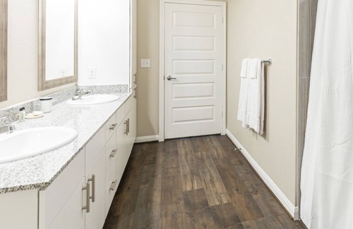 Stone Oak Apartment | Modern Apartment in Prime Location (ID6031X46)