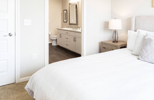 Stone Oak Apartment | Modern Apartment in Prime Location (ID6031X46)