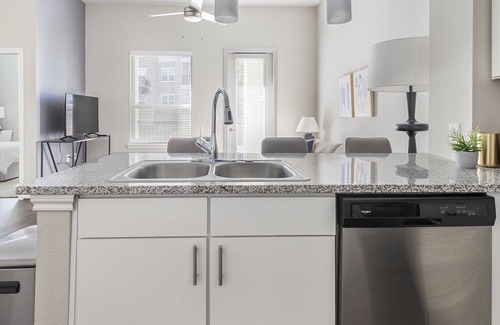 Stone Oak Apartment | Modern Apartment in Prime Location (ID8966X34)