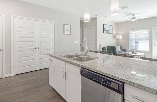 Stone Oak Apartment | Modern Apartment in Prime Location (ID7292)