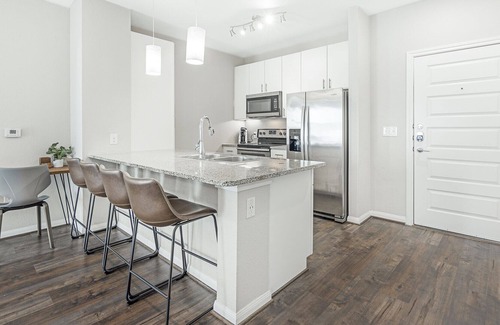 Stone Oak Apartment | Modern Apartment in Prime Location (ID7292)