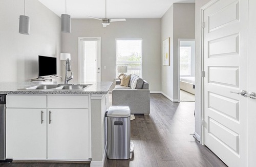 Stone Oak Apartment | Modern Apartment in Prime Location (ID1058X75)
