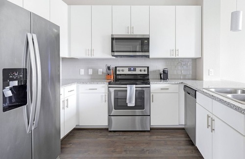 Stone Oak Apartment | Modern Apartment in Prime Location (ID1058X75)