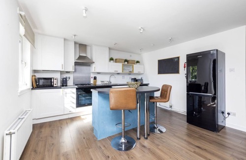 Slateford Apartment | Modern apartment near Saughton Rose Gardens