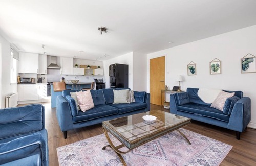 Slateford Apartment | Modern apartment near Saughton Rose Gardens