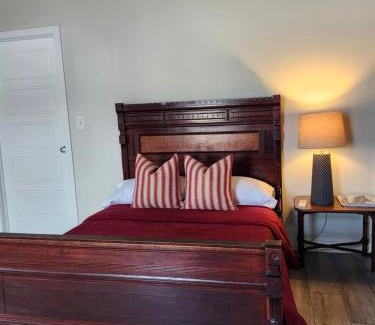 Elloree Apartment | Modern apartment overlooking a Historic Downtown