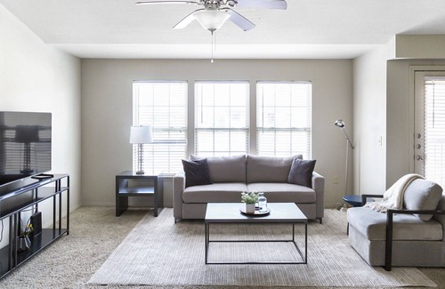 South Side Apartment | Modern Apartment in Prime Location (ID3717X5)