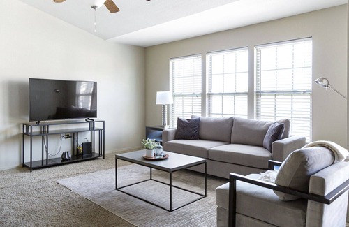 South Side Apartment | Modern Apartment in Prime Location (ID3717X5)