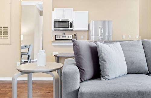 Pinellas Park Apartment | Modern Apartment in Prime Location (ID8612X34)