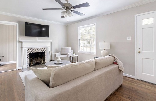Homewood Apartment | Modern Apartment in Prime Location (ID1266X720)