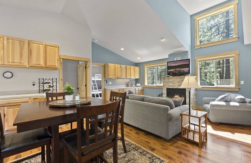 Sisters Apartment | Modern Apartment with fireplace, central A/C, pool & tennis/pickleball court