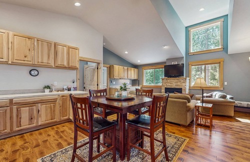 Sisters Apartment | Modern Apartment with fireplace, central A/C, pool & tennis/pickleball court