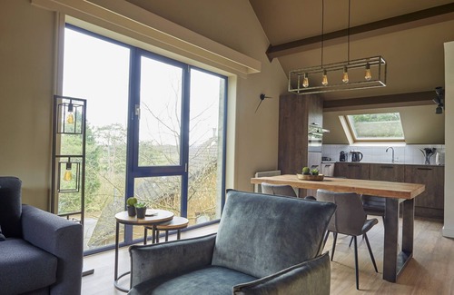 Bohon Apartment | Modern Apartment with Microwave