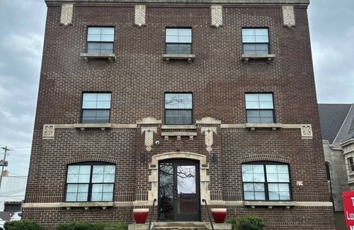 Downtown Columbus Apartment | Modern Apartment with Pool Table! Pet-friendly!