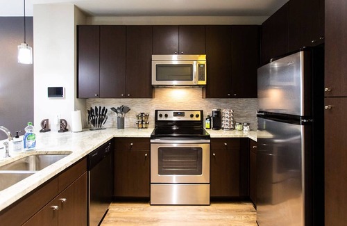 Knox - Henderson Apartment | Modern Apt|Free Parking|Gym|King Bed