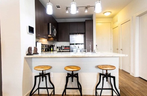 Knox - Henderson Apartment | Modern Apt|Free Parking|Gym|King Bed