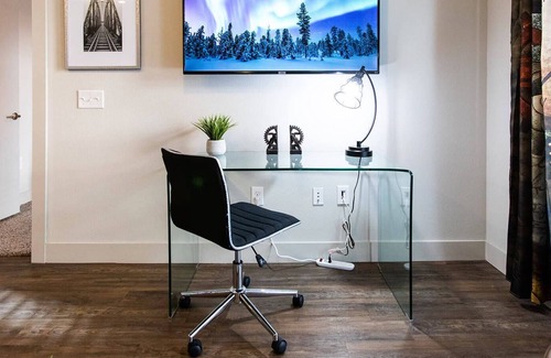 Knox - Henderson Apartment | Modern Apt|Free Parking|Gym|King Bed